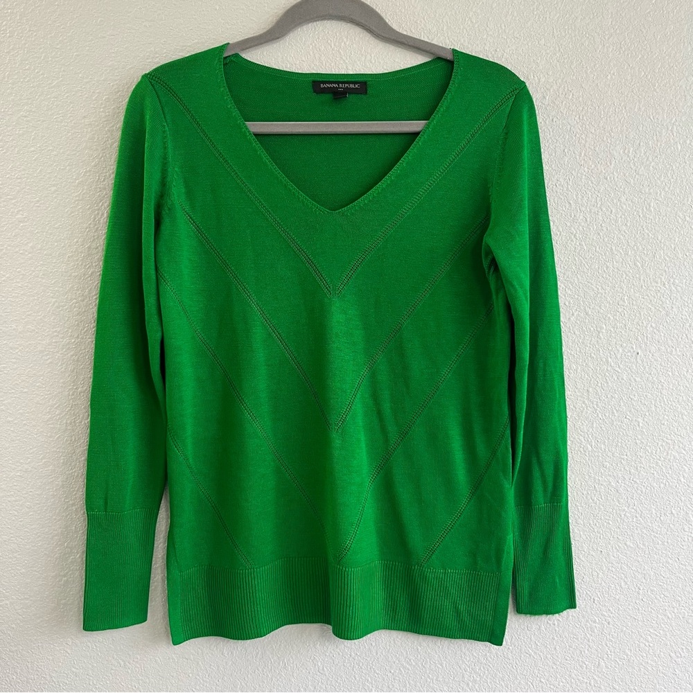 Banana Republic Factory bright green v-neck lightweight sweater
